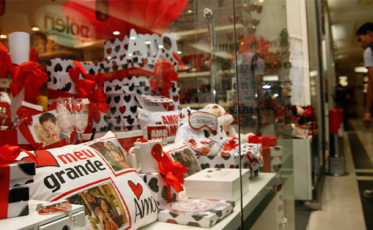 Presentes tradicionais e pequenas compras no Dia dos Namorados