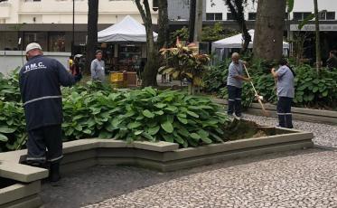 Mutirão recolhe toneladas de lixo da Praça Nereu
