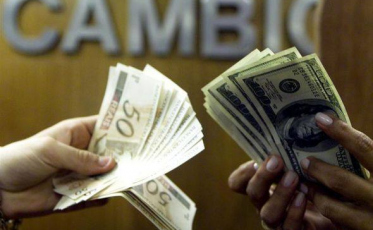 Alta do dólar ainda não impede viagens