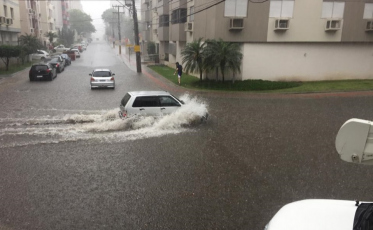 Ruas alagadas depois do pancadão em Criciúma (VÍDEOS)