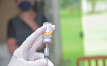 Vacinação ampliada para pessoas com 28 anos ou mais nesta quinta-feira