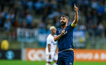 Aposentado do futebol, Douglas se aventura em outras áreas (VÍDEOS)