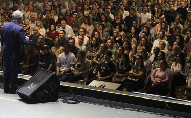 Centenas prestigiam ensinamentos de Lair Ribeiro