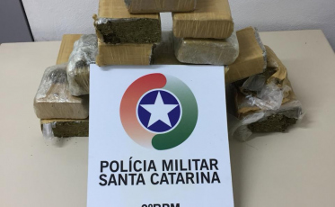 Dupla é flagrada com mais de cinco quilos de maconha