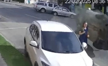 Por um triz! Vídeo impressionante mostra mulher escapando de acidente em Braço do Norte; veja