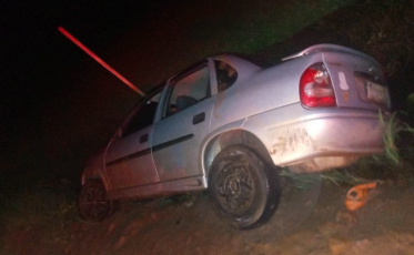 Motorista fica preso às ferragens após cair em um buraco