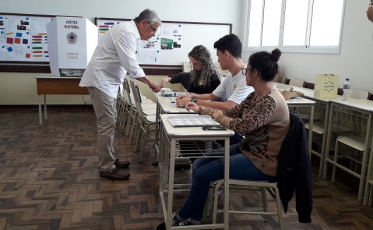 Governador abre votos e prepara transição