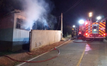 Tubarão: Bombeiros combatem incêndio em residência de madeira