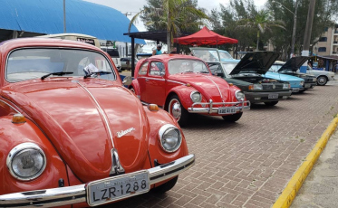 Encontro reúne carros antigos e arrecada 145kg de alimentos