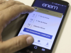 Estudantes do Enem lidam com internet precária e estudos pelo celular