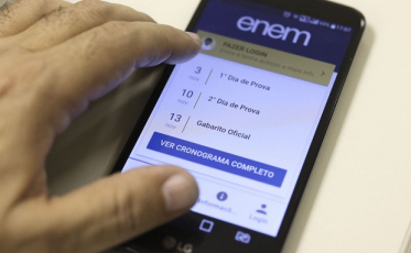 Estudantes do Enem lidam com internet precária e estudos pelo celular