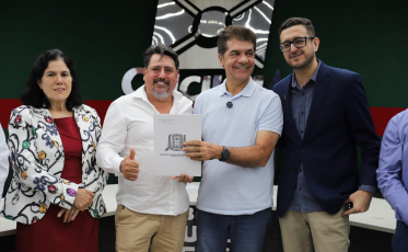 Governo de Criciúma entrega 50 escrituras a famílias dos bairros Progresso e Jardim das Paineiras