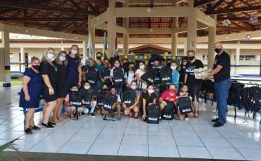 Alunos da rede municipal com kit escolar personalizado