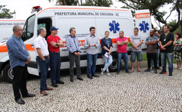 Prefeitura entrega duas novas ambulâncias para a Secretaria de Saúde