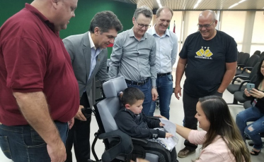 Usuários do SUS recebem cadeiras de rodas adaptadas em Criciúma