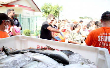Prefeitura entrega peixes às famílias carentes de Criciúma