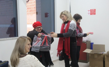 Monitoras dos Clubes de Mães da Afasc recebem uniformes e bolsas