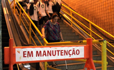 De novo, escadas rolantes paradas