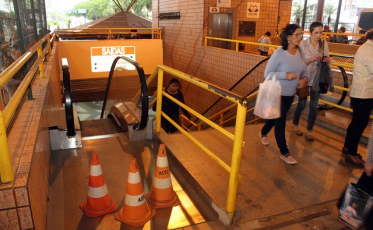 De novo, sem escada rolante no Terminal