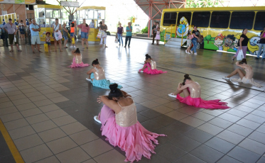 Oficina de Dança de escola se apresenta em terminais