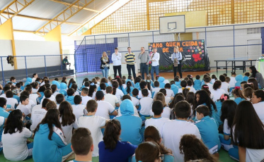 Nova Veneza entrega material esportivo e jogos educativos