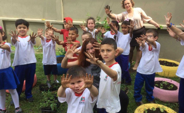 Estudantes preparam horta no Centro Cultural Jorge Zanatta