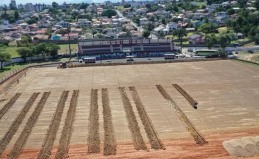 O gramado novo do Mário Balsini finalmente está chegando