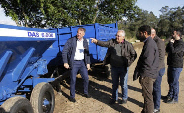 Equipamentos agrícolas são entregues em Forquilhinha