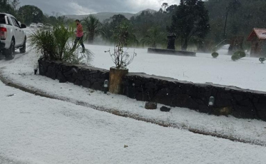 Chuva de granizo deixa município da Serra Catarinense coberto de gelo 
