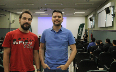 Ex-aluno Satc retorna para rever professores e instituição 