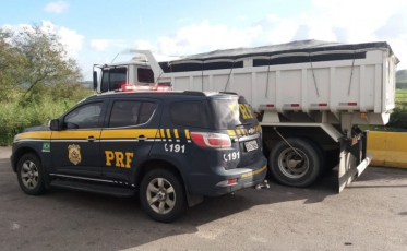 Caminhão trafegava com dez toneladas excedentes na BR-101