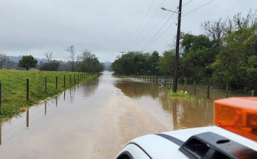 Alto volume de chuva interrompe trânsito em rodovia de Morro da Fumaça