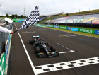 Lewis Hamilton vence e assume a liderança da F1