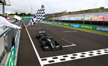 Lewis Hamilton vence e assume a liderança da F1