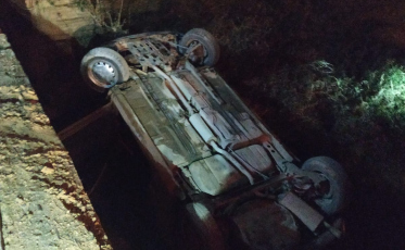 Carro capota na Linha Anta 