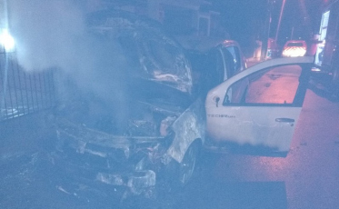 Susto: incêndio entre dois veículos é registrado nessa madrugada