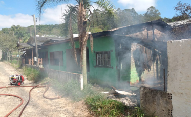 Casa utilizada por morador de rua pega fogo