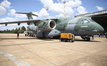 Avião da FAB pousa na Polônia para repatriar brasileiros