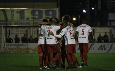 Brusque goleia e lidera a Série D