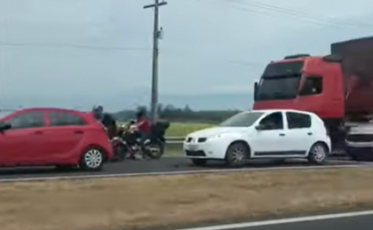 Longas filas são registradas nos pedágios no Sul de SC (VÍDEO)