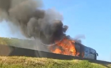 [Vídeo] Criciúma: Ônibus de turismo pega fogo na BR-101 e motorista é hospitalizado