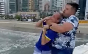 Homofobia: Homem apanha de homossexual após chamar amigo travesti de “viadinho” (VÍDEOS)