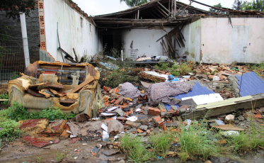 ((Vídeo)) Criciúma realiza demolição de casas abandonadas no bairro Mina União