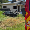 Carro atinge muro e deixa duas jovens feridas em Criciúma