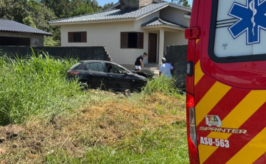 Carro atinge muro e deixa duas jovens feridas em Criciúma