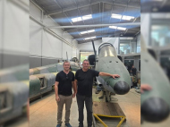 Prefeito de Pedras Grandes posa ao lado do caça militar AMX | Foto: Reprodução/Redes sociais/@agnaldofilippi