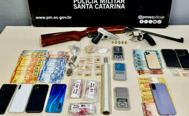 Cinco homens são flagrados com drogas e armas em Morro da Fumaça