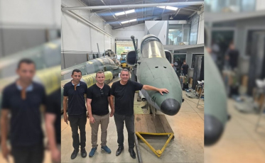 Prefeito posa ao lado de caça militar AMX que pode ir para Pedras Grandes