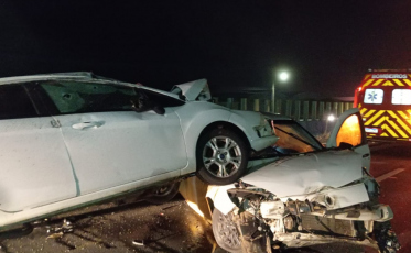 Adolescente fica ferida em acidente entre dois carros na BR-101 em Sombrio