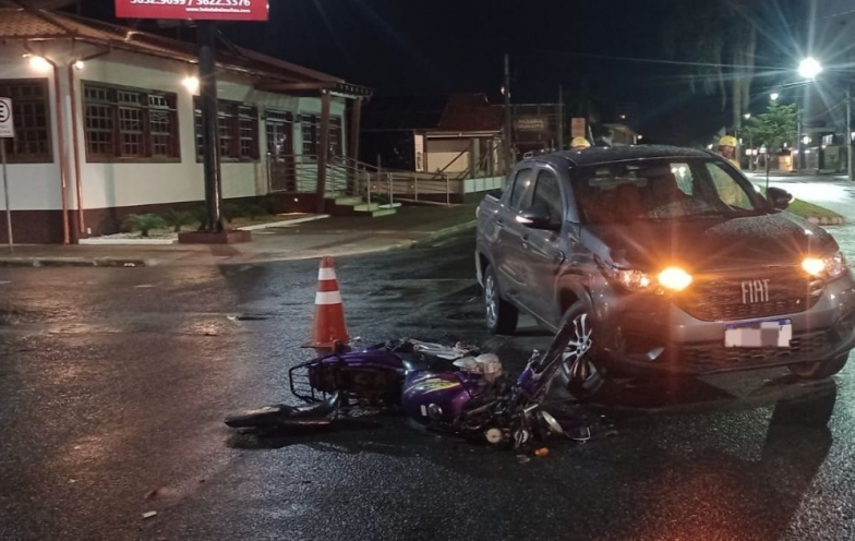 Acidente entre carro e moto deixa motociclista ferido em Tubarão